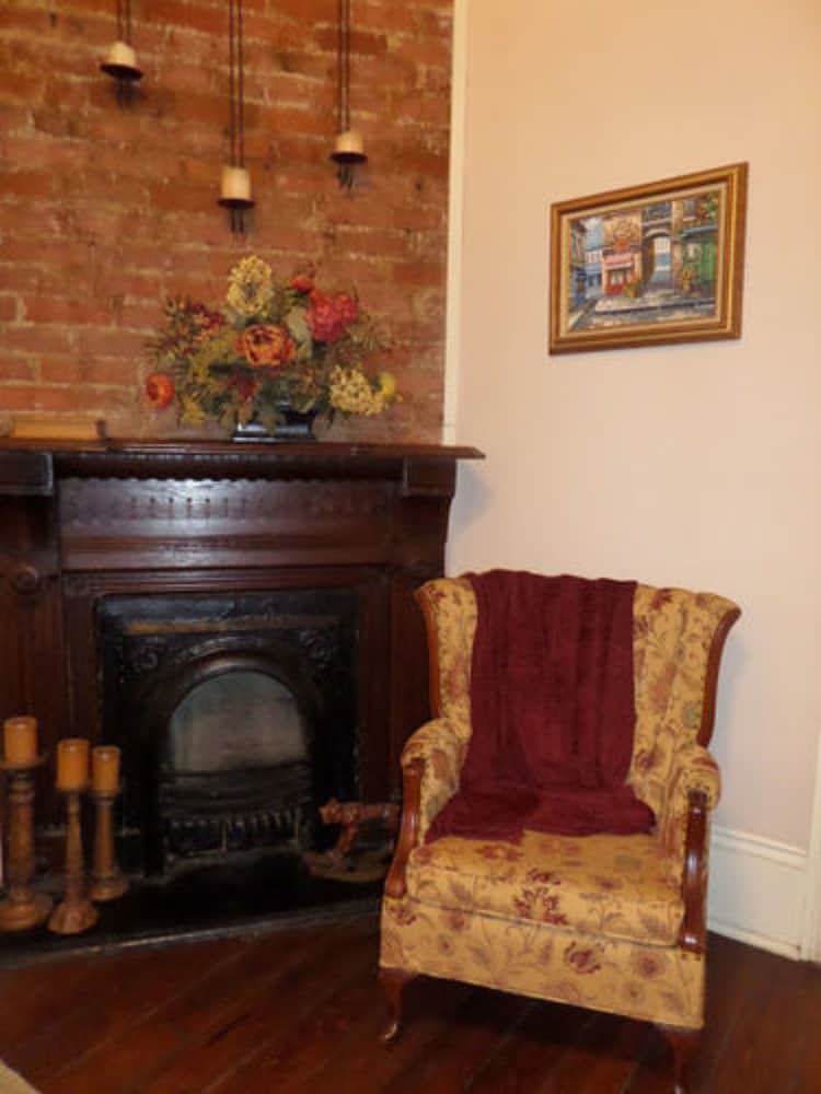 Фото Garden District B&b