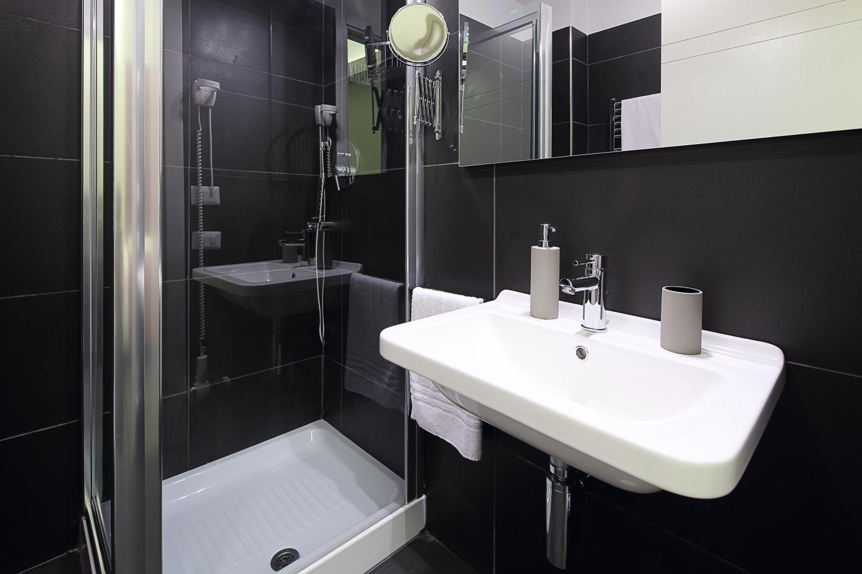 Фото NearHome Smart Suites Guest House