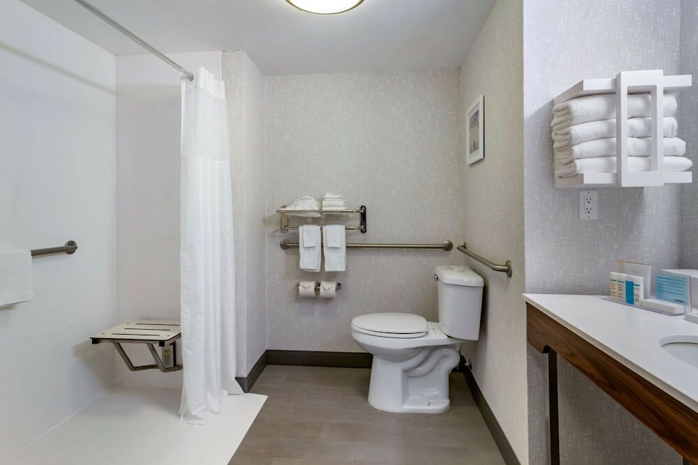 Фото Hampton Inn & Suites Edmonton West