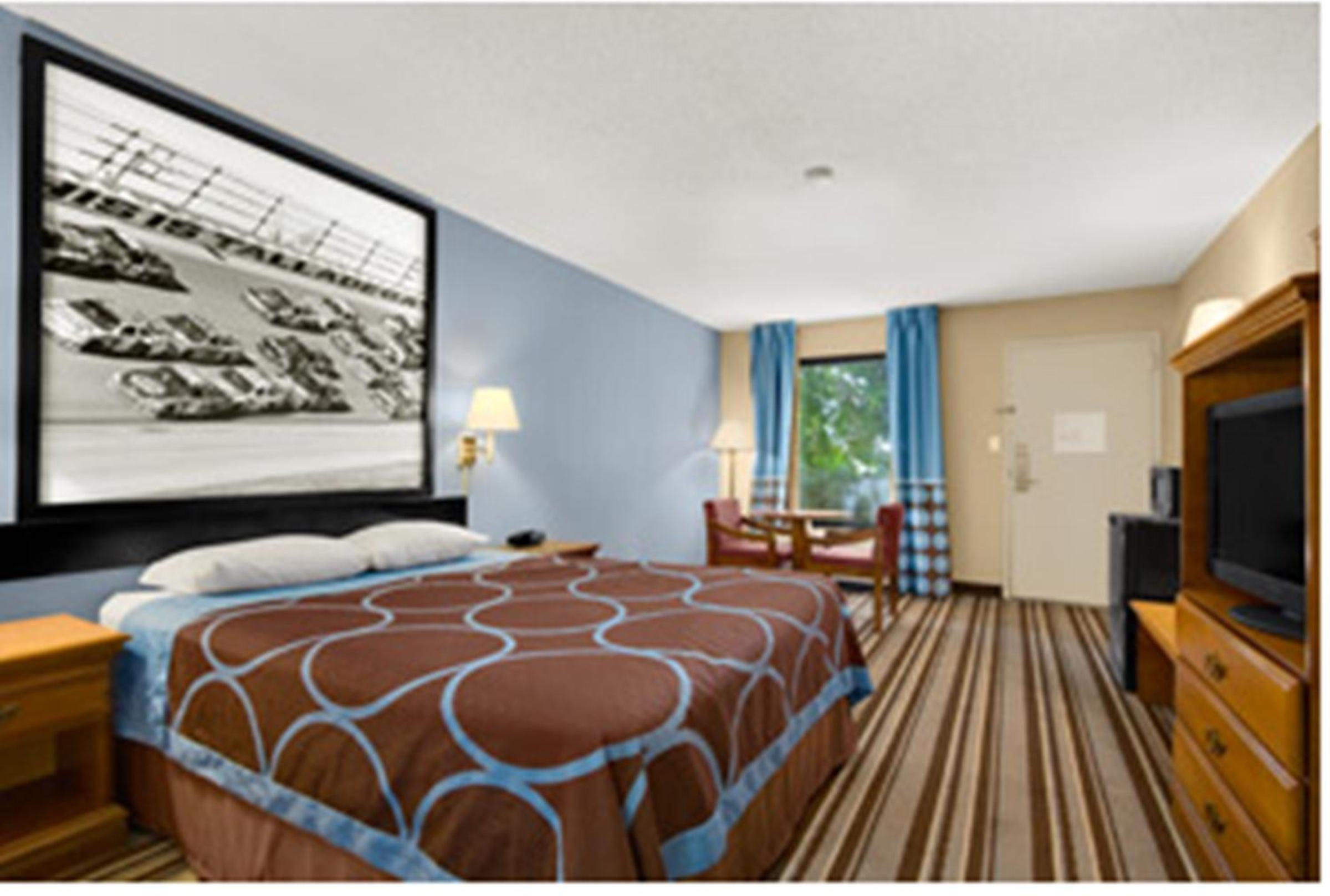 Фото Super 8 by Wyndham Oxford