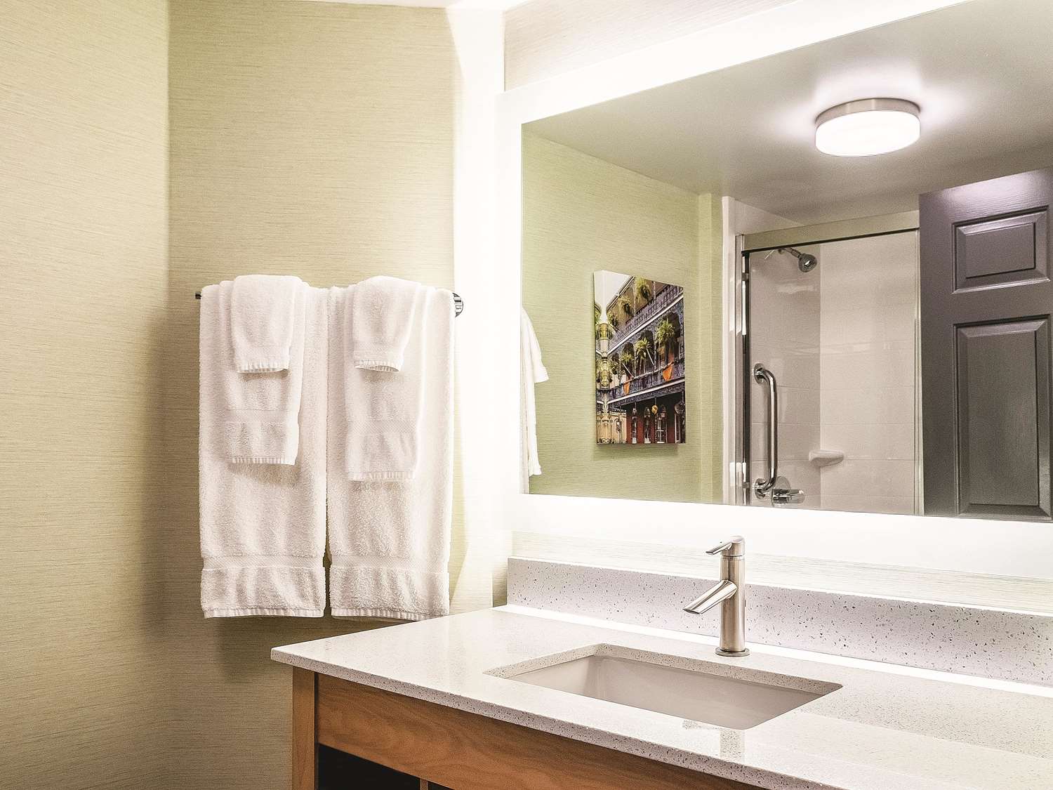 Фото La Quinta Inn & Suites by Wyndham New Orleans Downtown