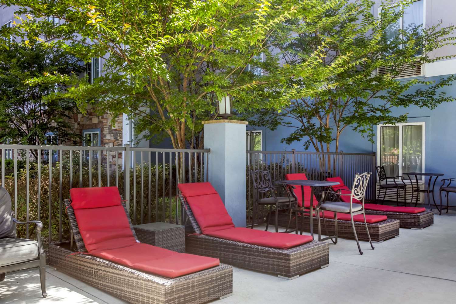 Фото Comfort Suites Airport