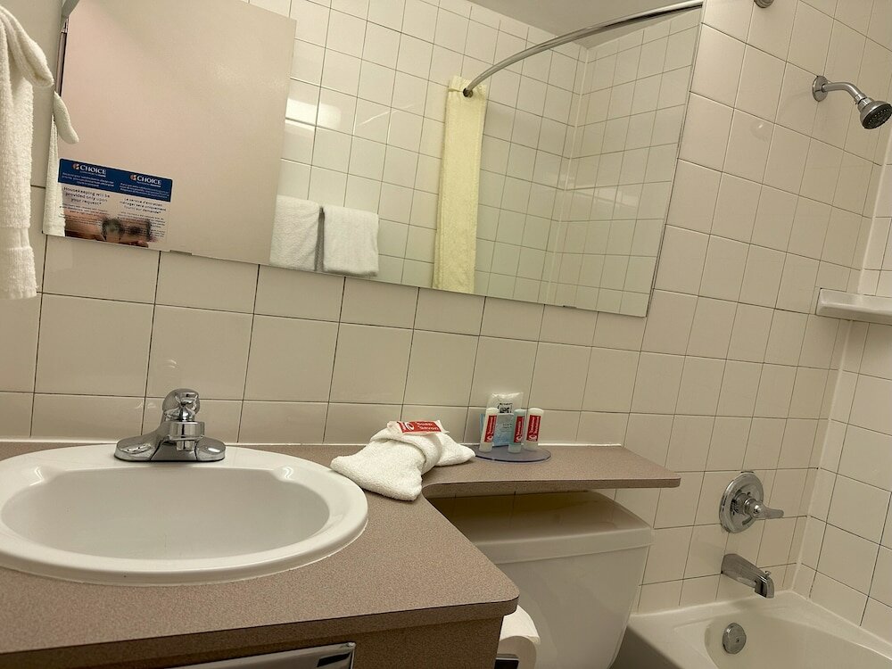 Фото Econo Lodge Inn & Suites Lethbridge