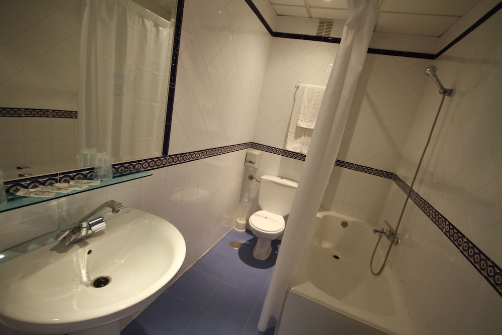 Фото Hotel Mediterráneo Carihuela