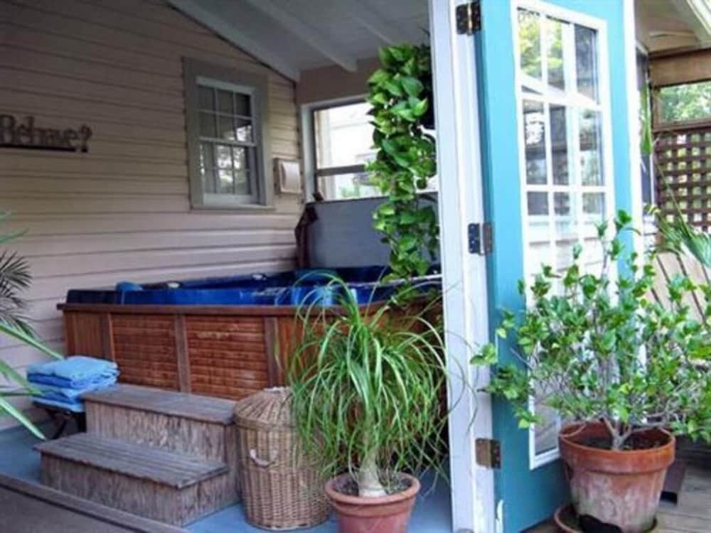 Фото Charles Bass House Bed & Breakfast