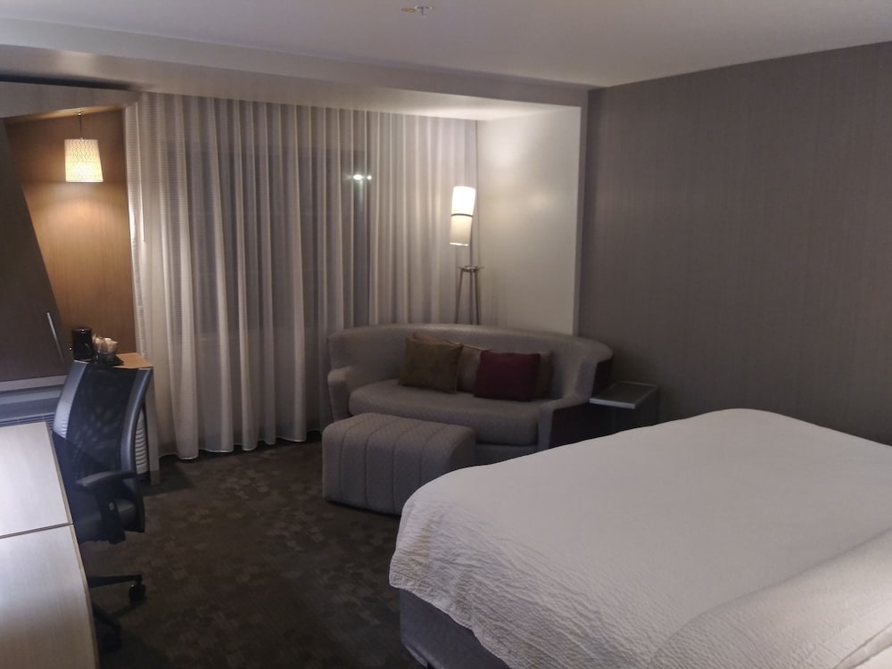 Фото Courtyard by Marriott Lenox Berkshires