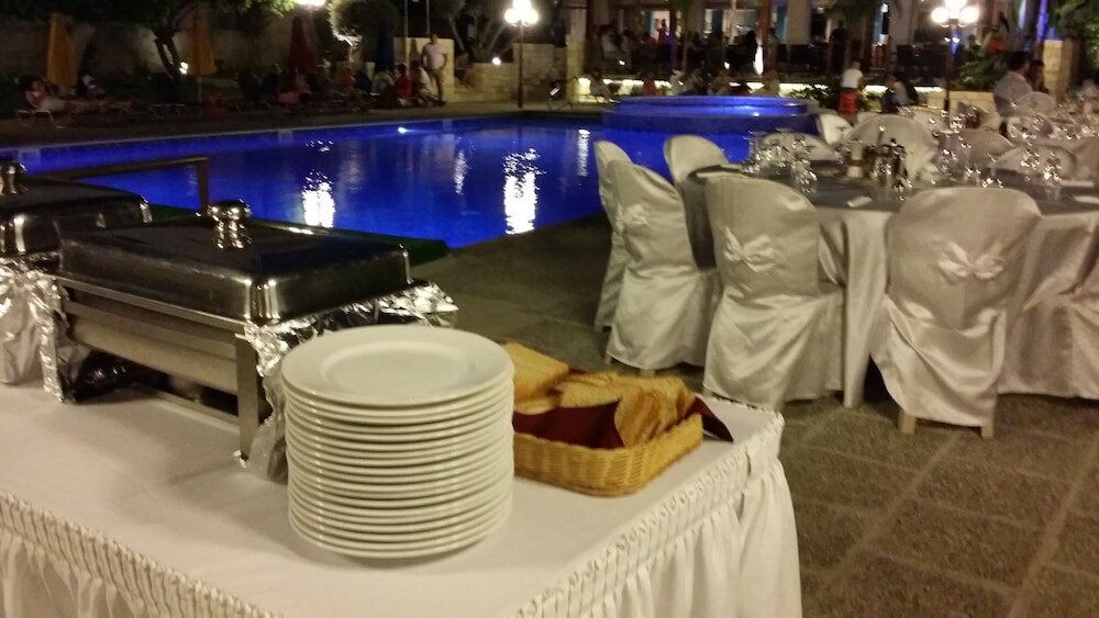 Фото The Caravel Hotel