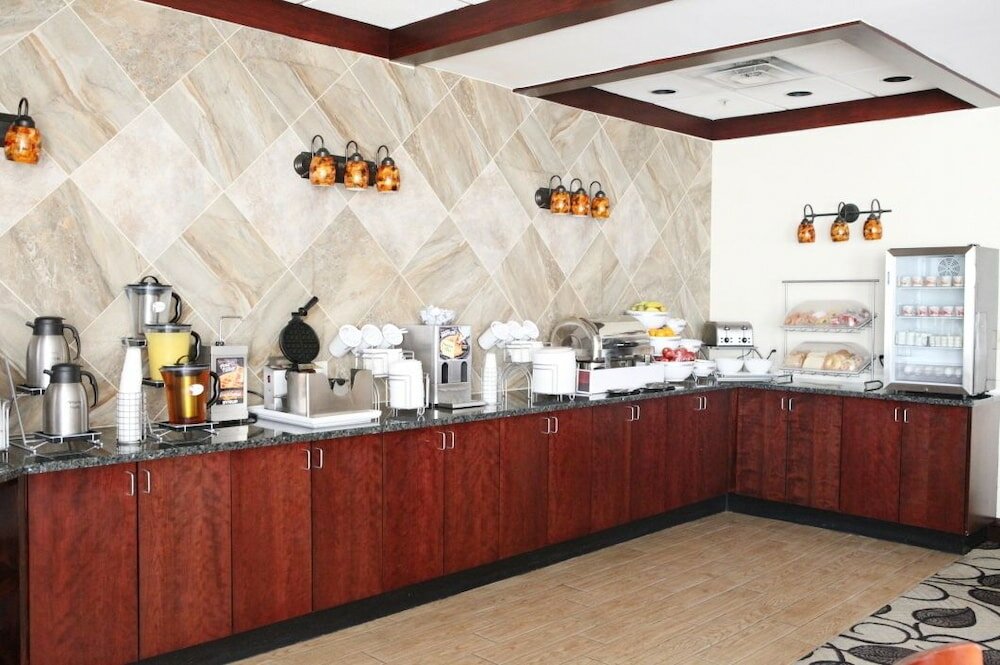 Фото Comfort Suites Denver International Airport