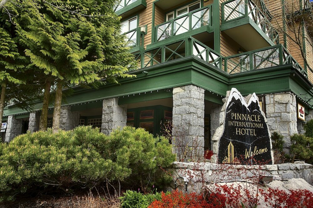 Фото Pinnacle Hotel Whistler Village