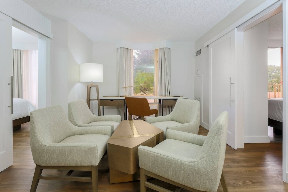 Фото Sheraton Suites Market Center Dallas