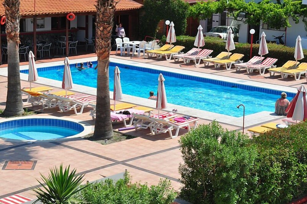 Фото Sandy's Studios Apartments & Log Villas