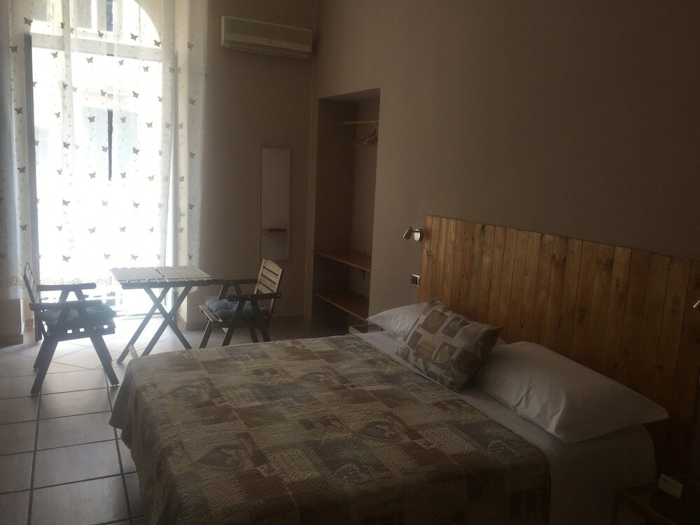 Фото Naples to live