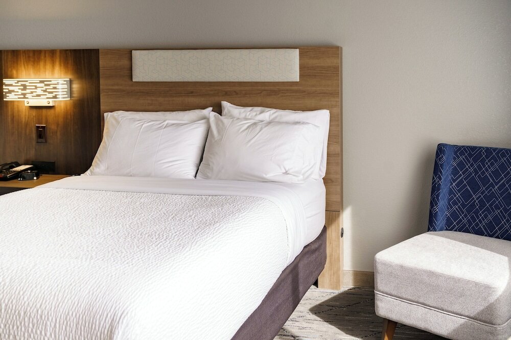 Фото Holiday Inn Express Hotel & Suites Raleigh Sw Nc State, an Ihg Hotel