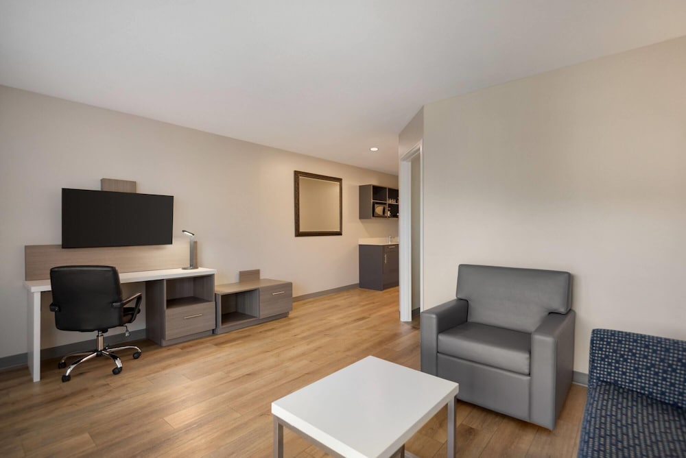 Фото Days Inn by Wyndham Kelowna