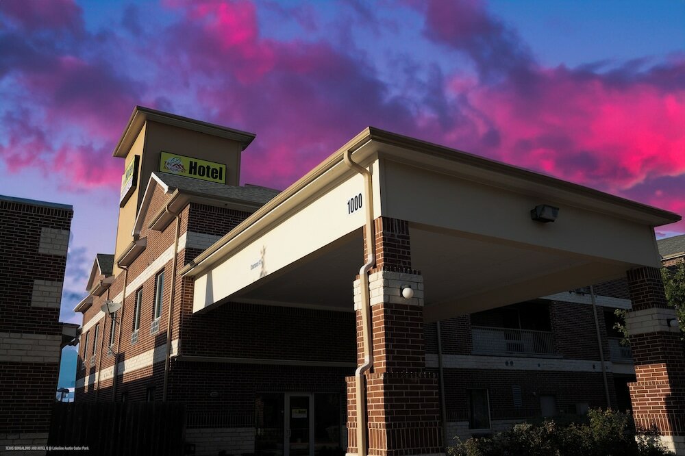 Фото The Bungalows Hotel & Event Center