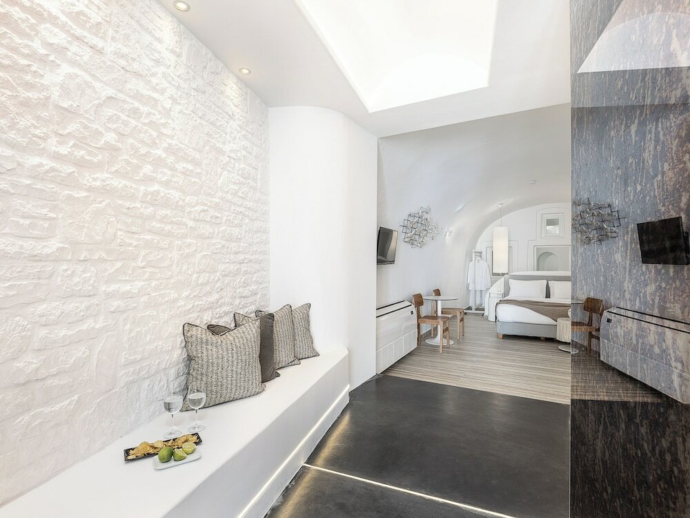 Фото On The Rocks Hotel