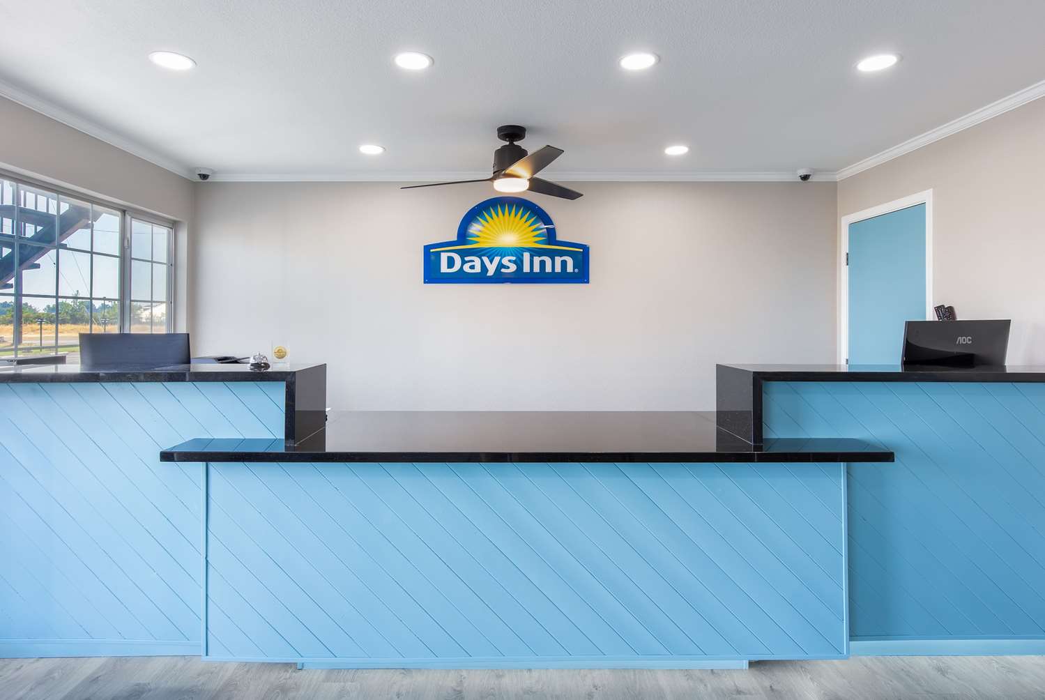 Фото Days Inn by Wyndham Red Bluff