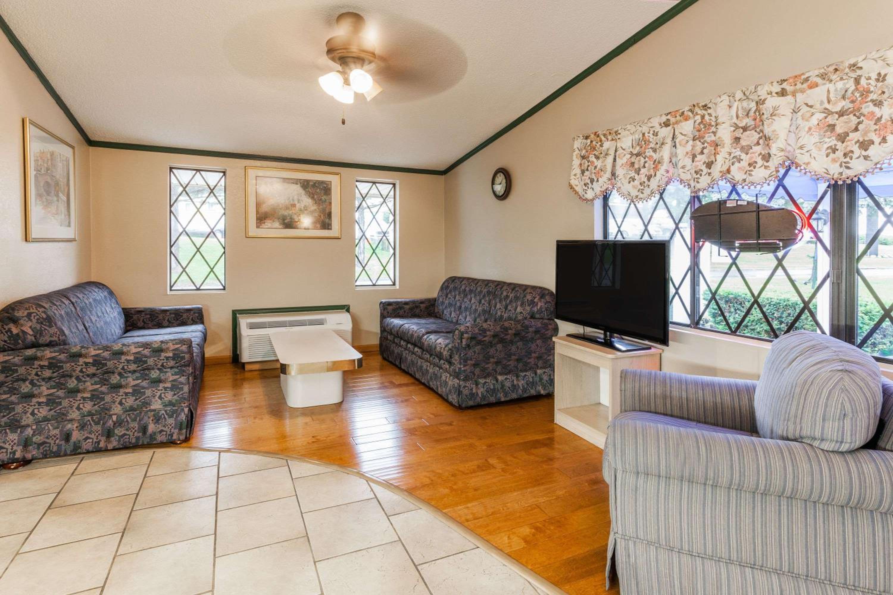 Фото Knights Inn Farmington Hills