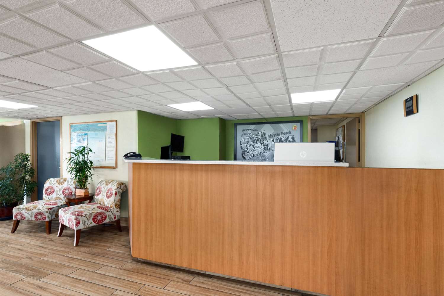 Фото Super 8 by Wyndham Myrtle Beach/Market Common Area