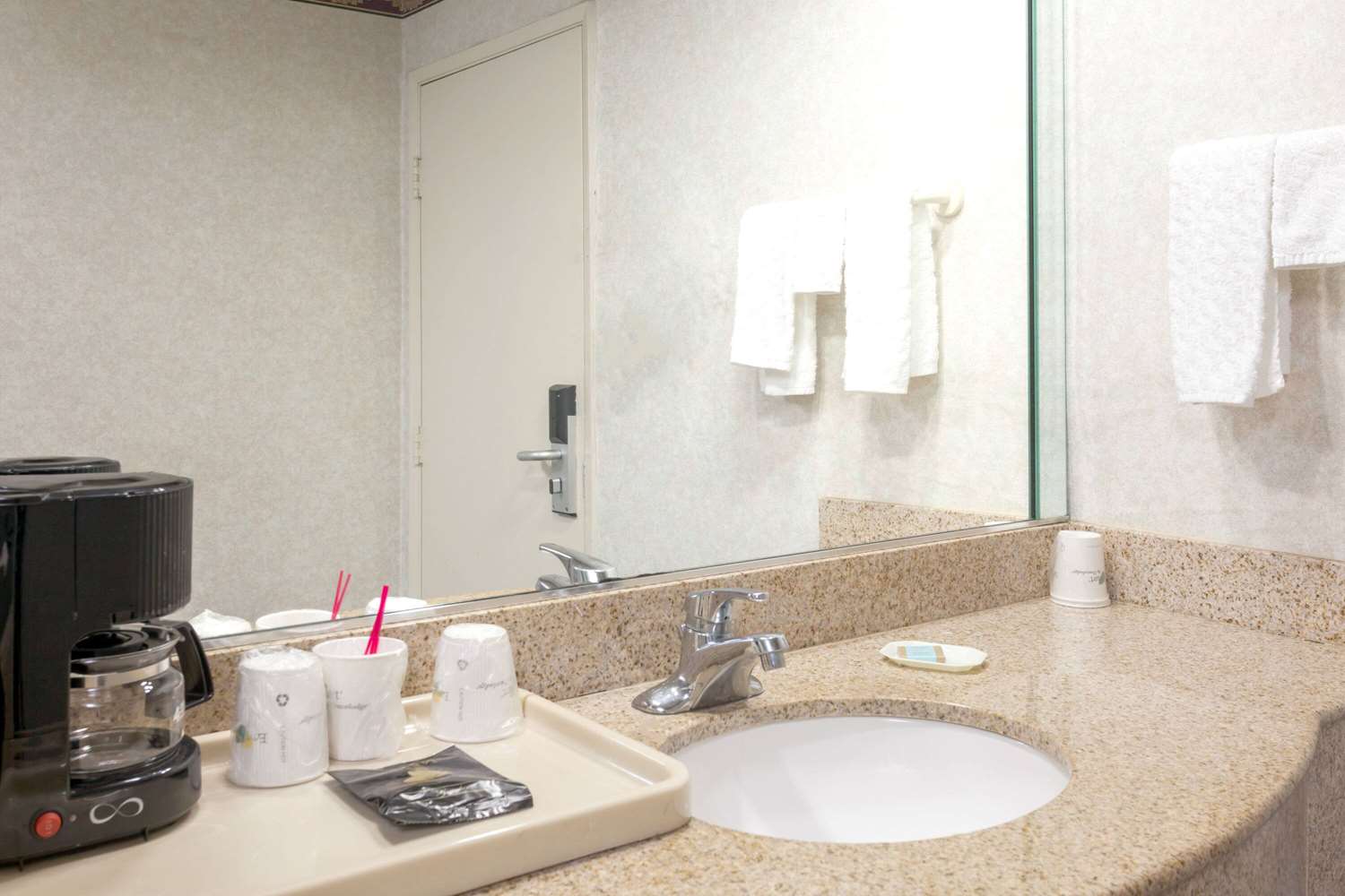 Фото Travelodge by Wyndham Long Beach Convention Center