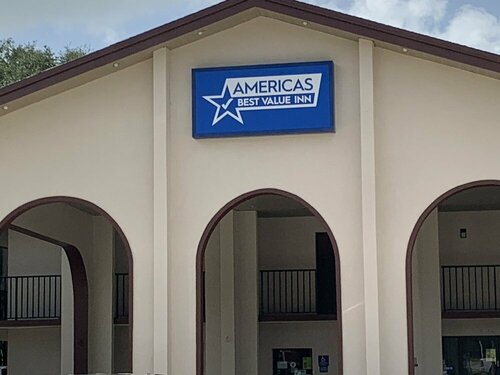 Внешний вид отеля Americas Best Value Inn & Suites Melbourne в Уэст-Мелбурне, фото 4