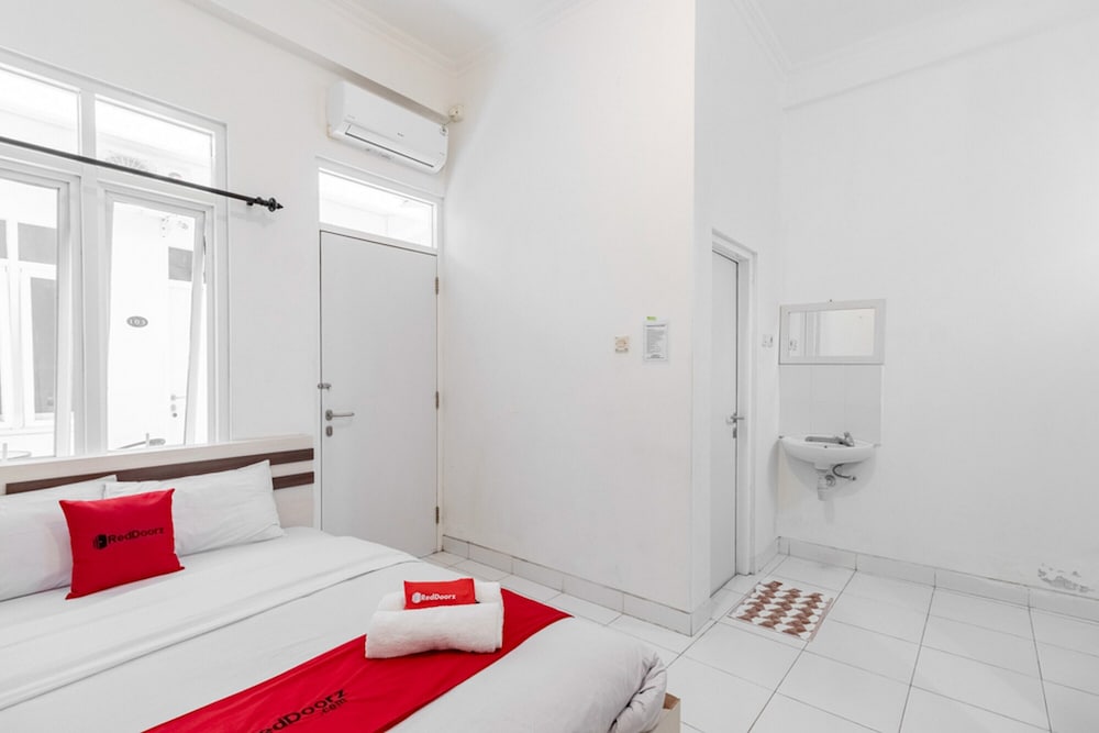 Фото RedDoorz Syariah @ Wisma Arya 2