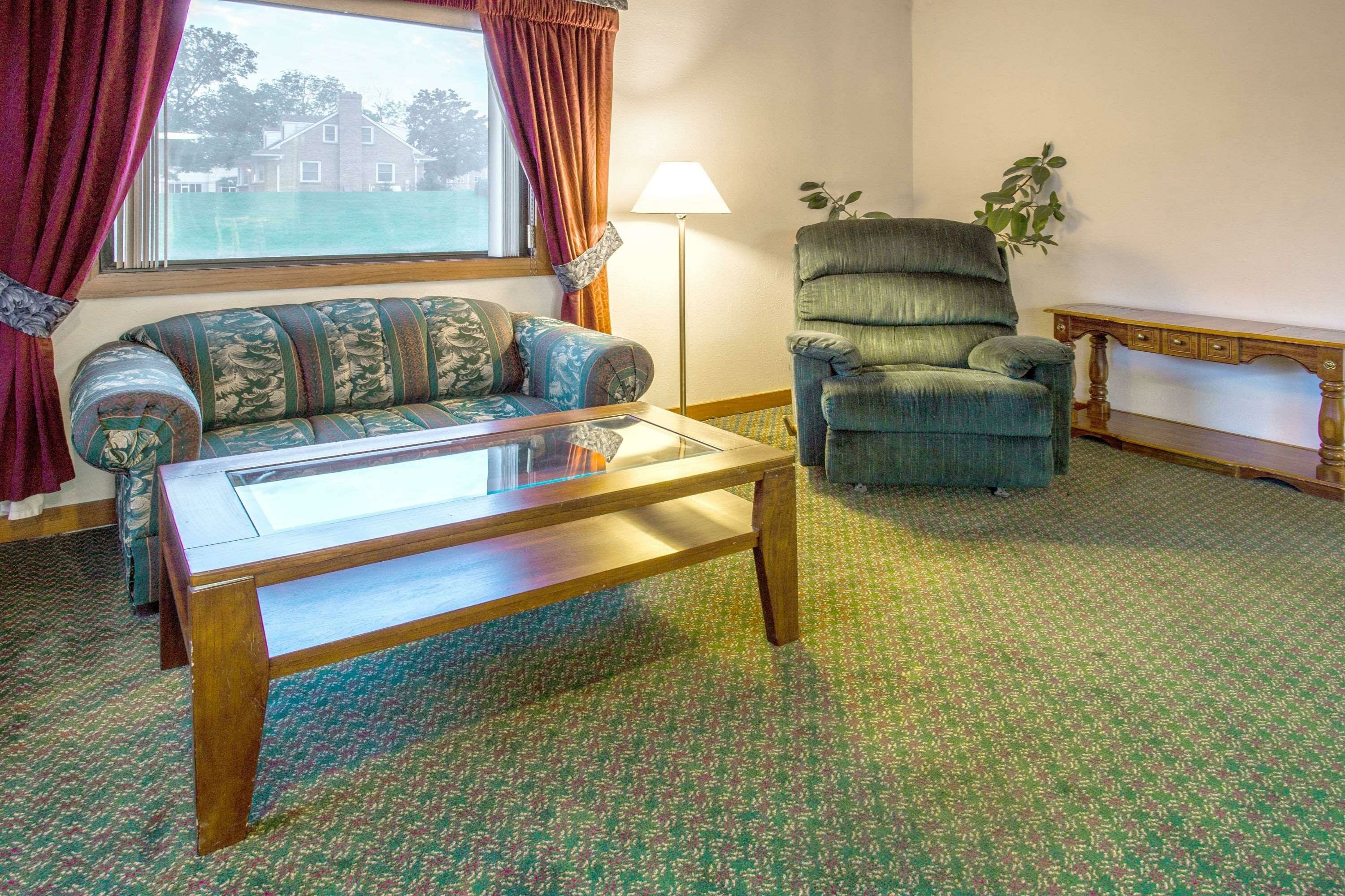 Фото Super 8 by Wyndham Hartford WI