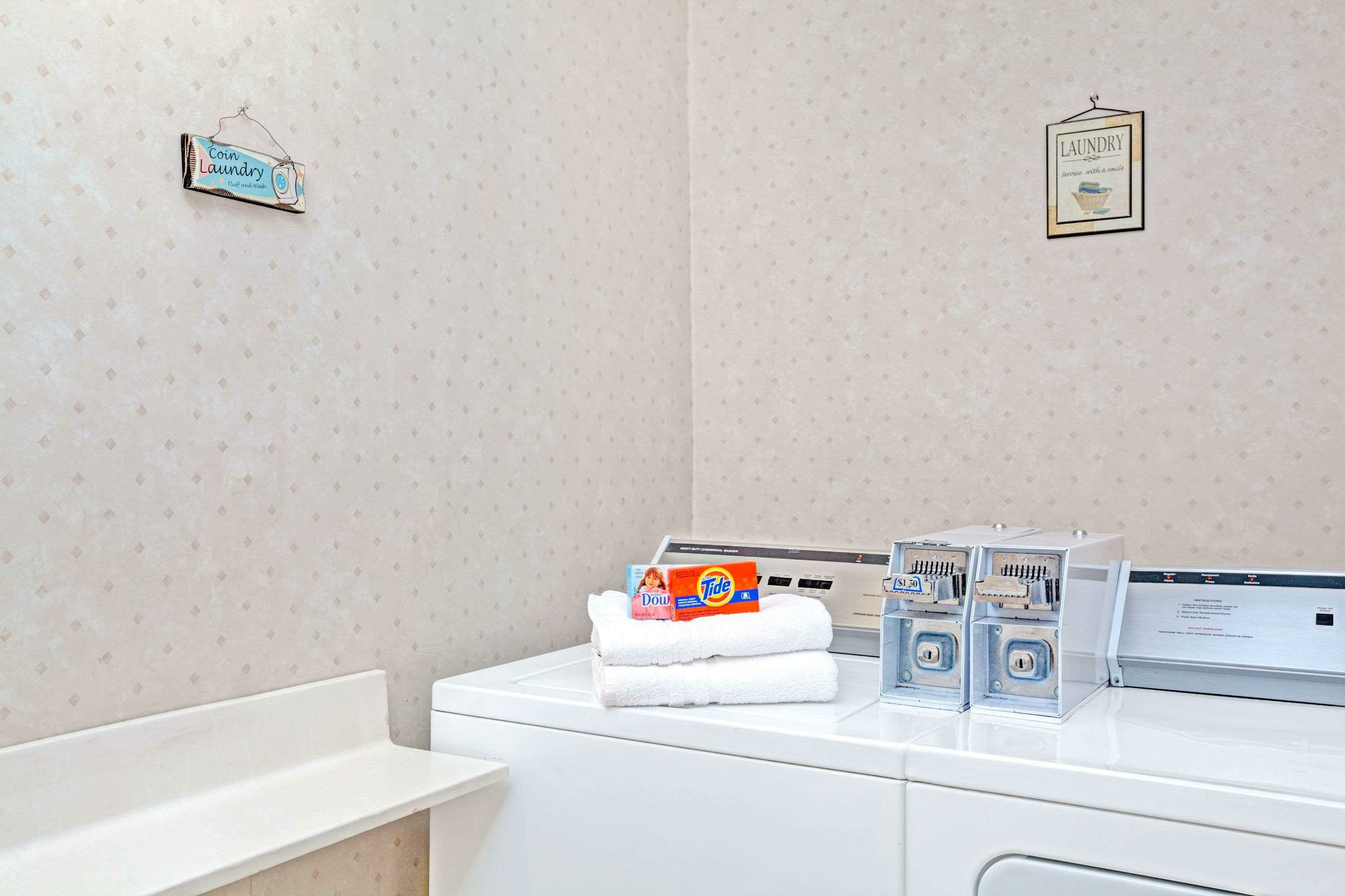 Фото Days Inn by Wyndham Sturbridge