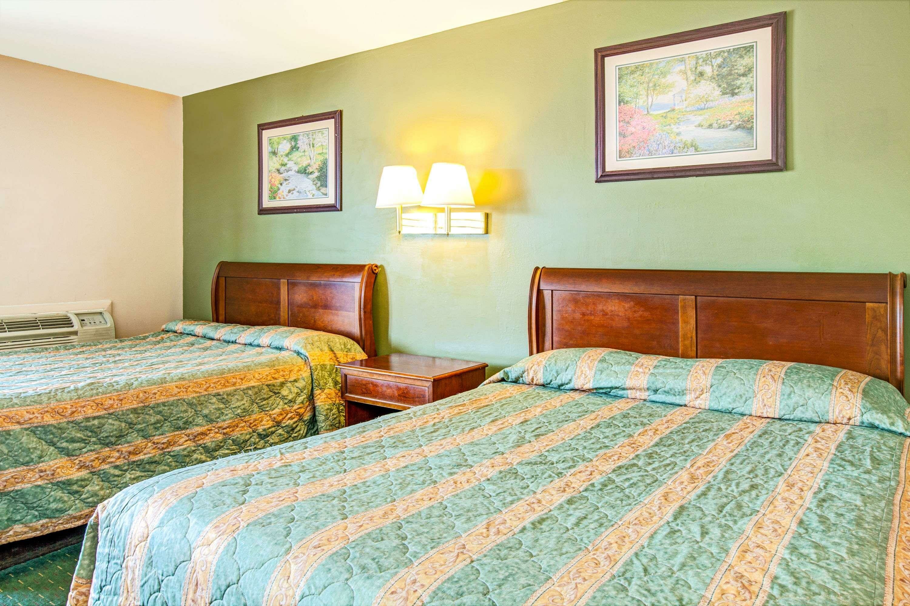 Фото Knights Inn South Hackensack