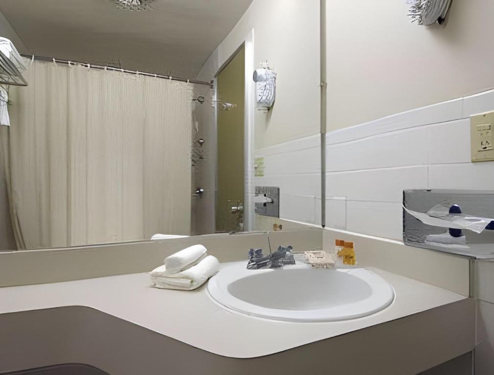 Фото Knights Inn Liberty