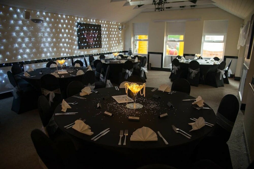 Фото The Lawns Hotel