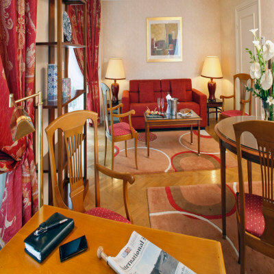 Фото Warwick Reine Astrid Lyon