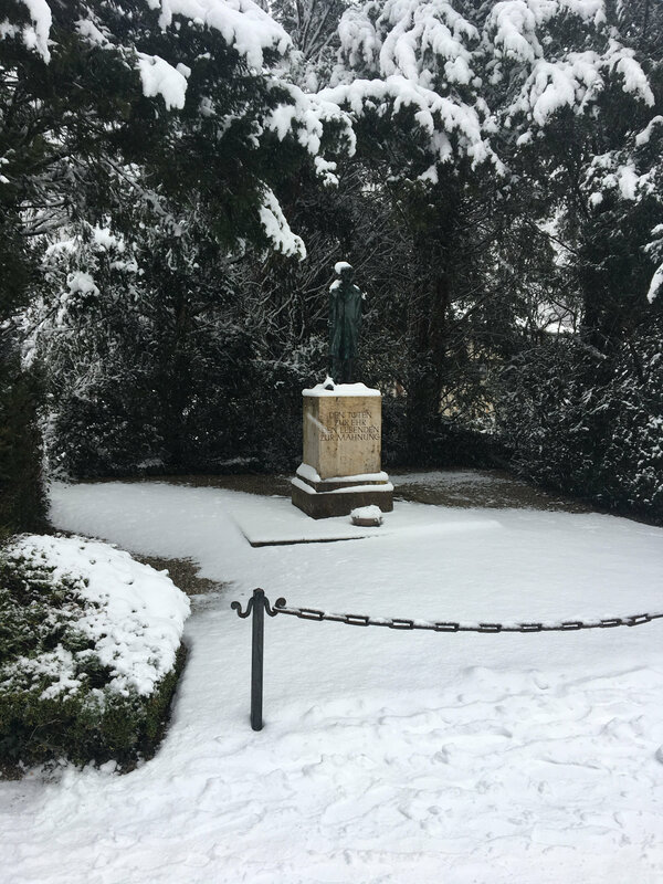 Suratlarda etuk jingalak sochli ayollar