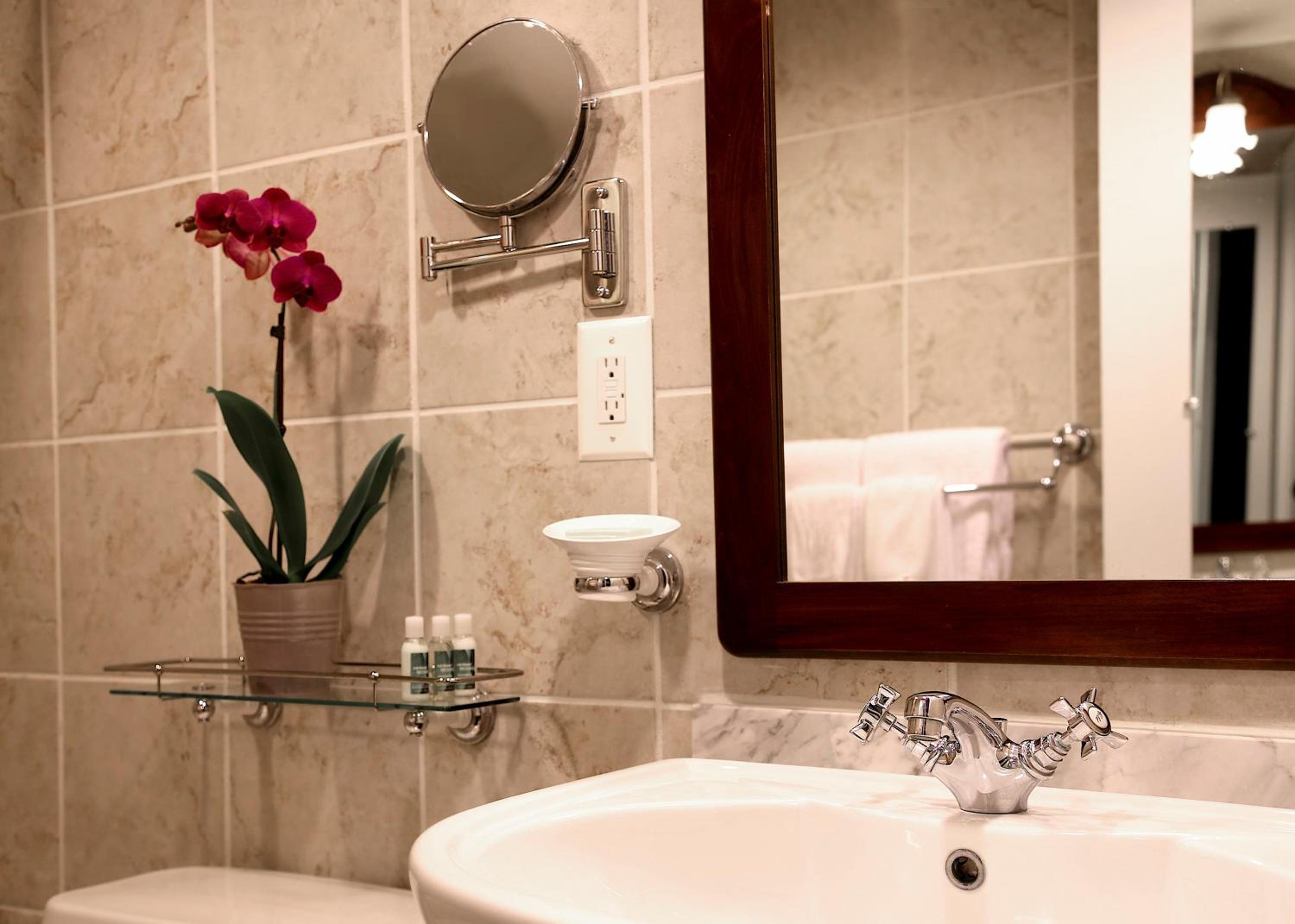 Фото The Windsor Suites