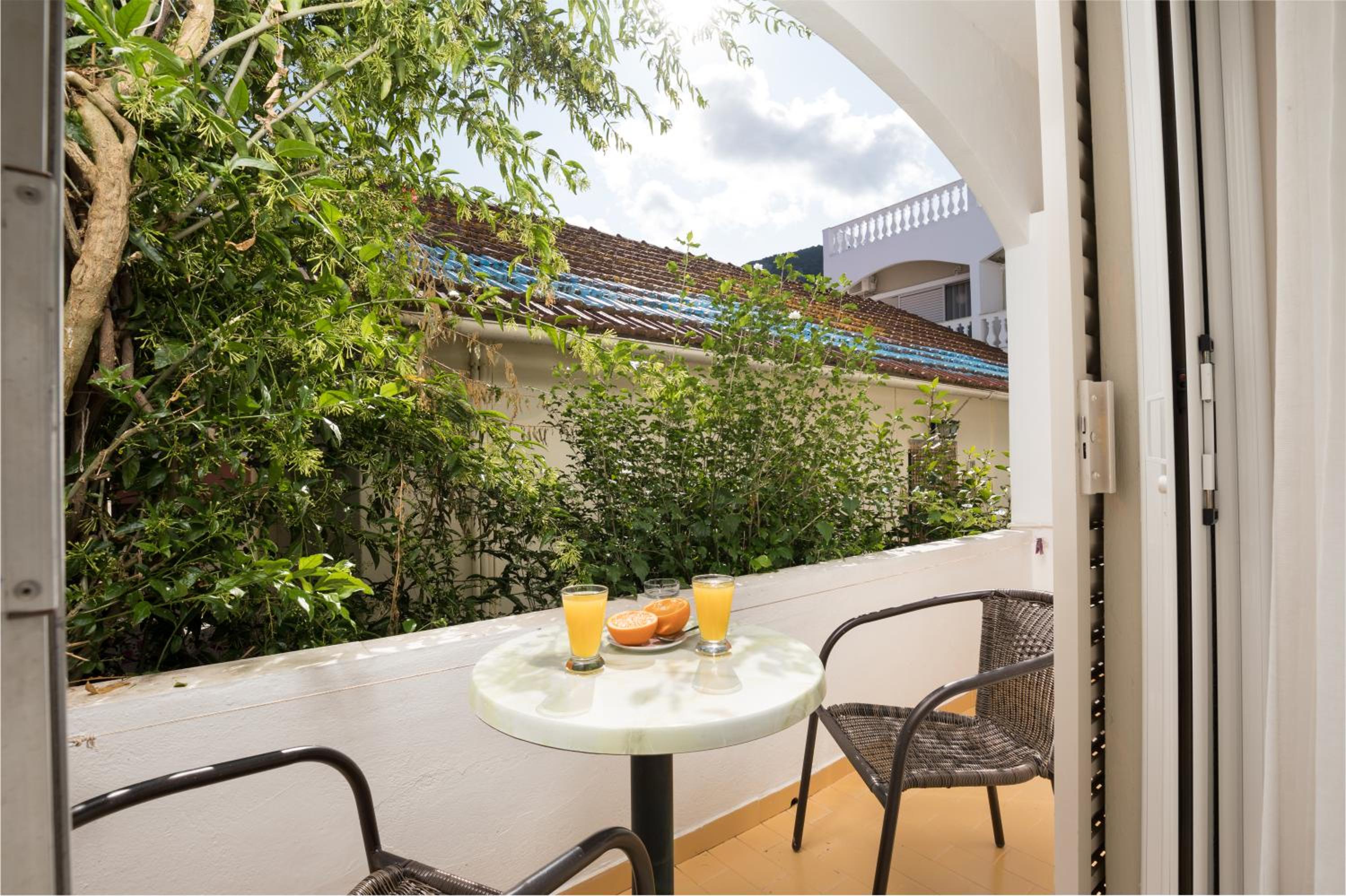 Фото Bella Vista Beach Hotel and Studios