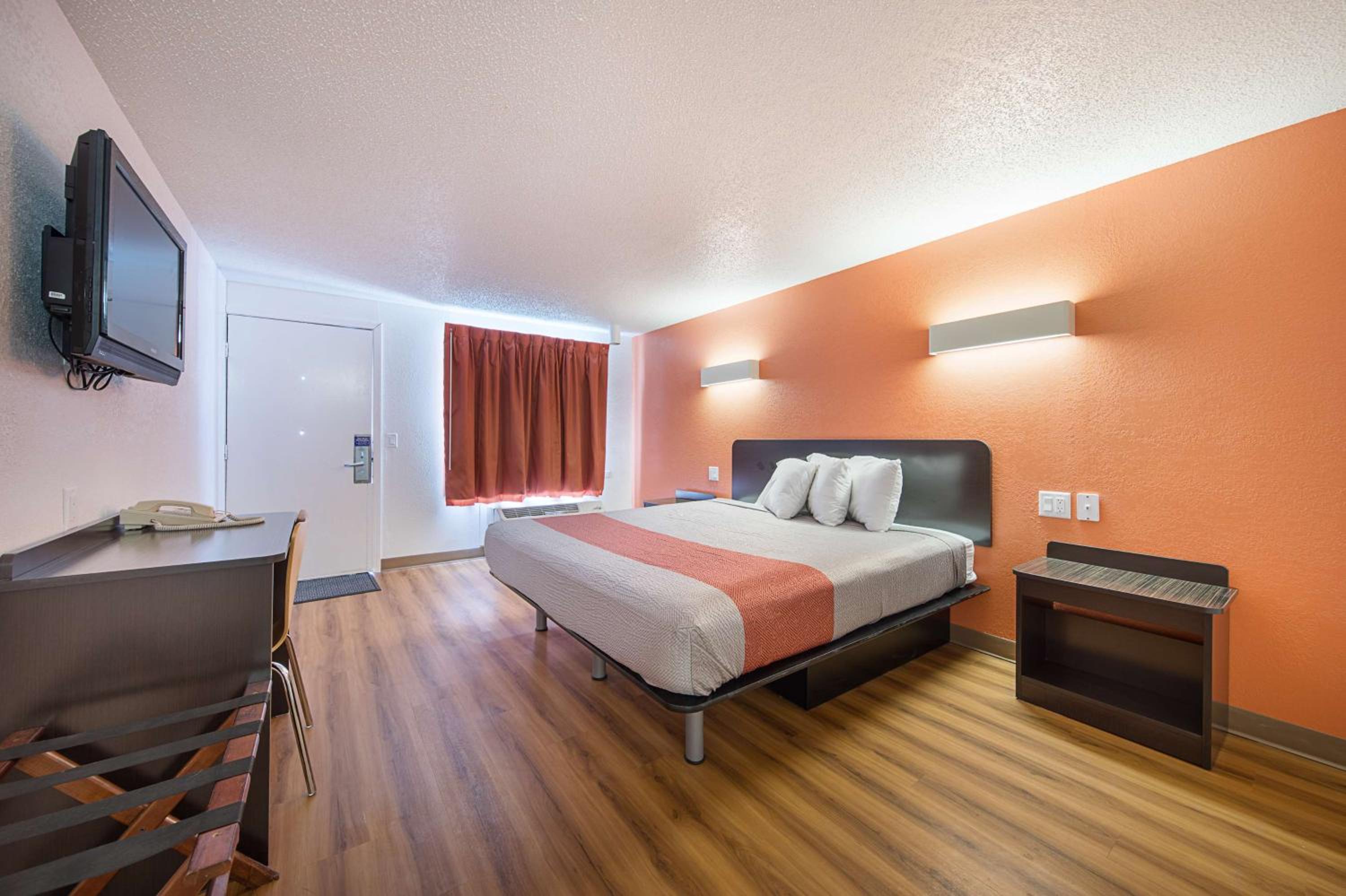 Фото Motel 6 Hamburg, Ny