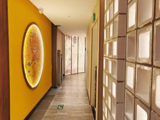 Фото Qinfu Hotel（Beijing Nanluoguxiang Houhai）