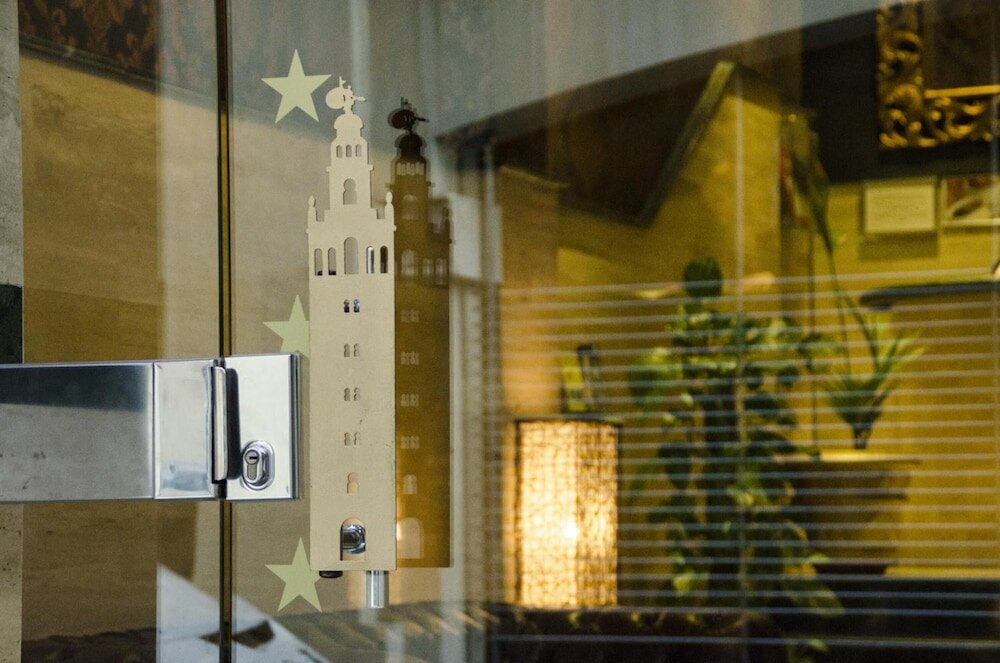 Фото Hotel Plaza Sevilla