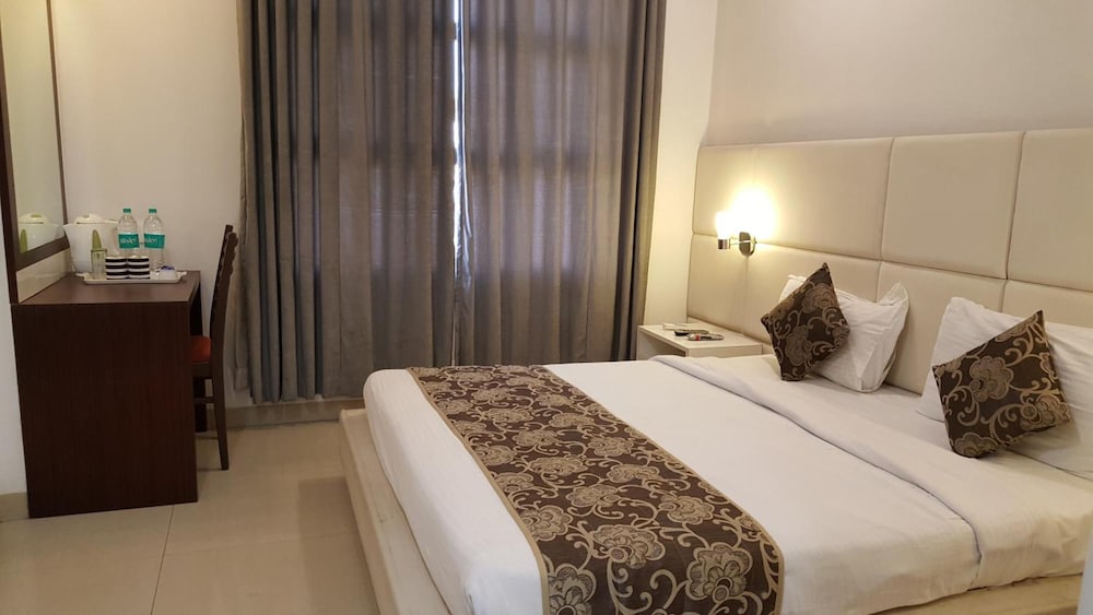 Фото The Manor Hotel