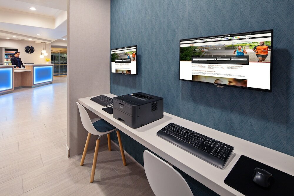 Фото Holiday Inn Express Hotel & Suites Hollywood Walk of Fame, an IHG Hotel