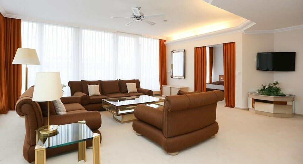 Фото La Strada Hotel