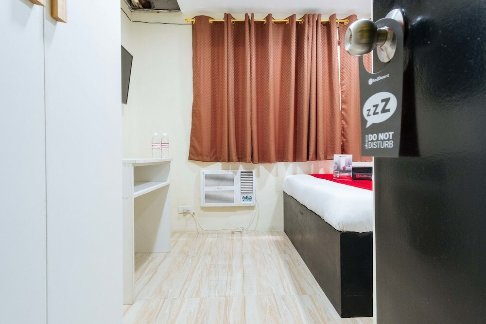 Фото RedDoorz @ University Belt Manila