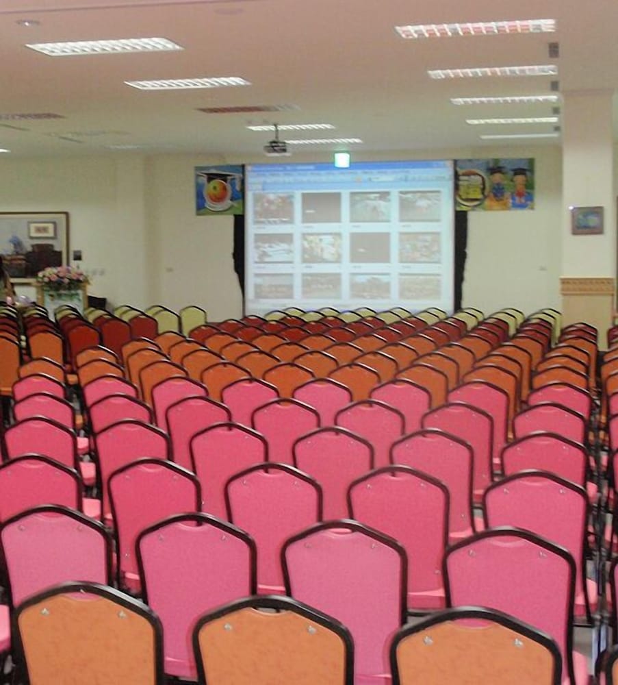 Фото Lakeside Resort Hotel