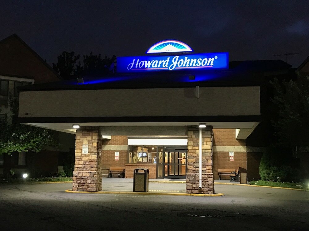 Фото Howard Johnson Hotel by Wyndham Newark Airport