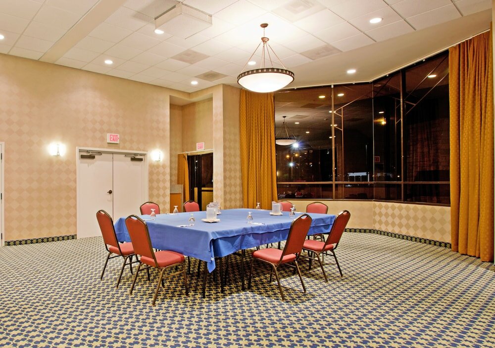 Фото Holiday Inn Express Hotel & Suites Ventura, an Ihg Hotel