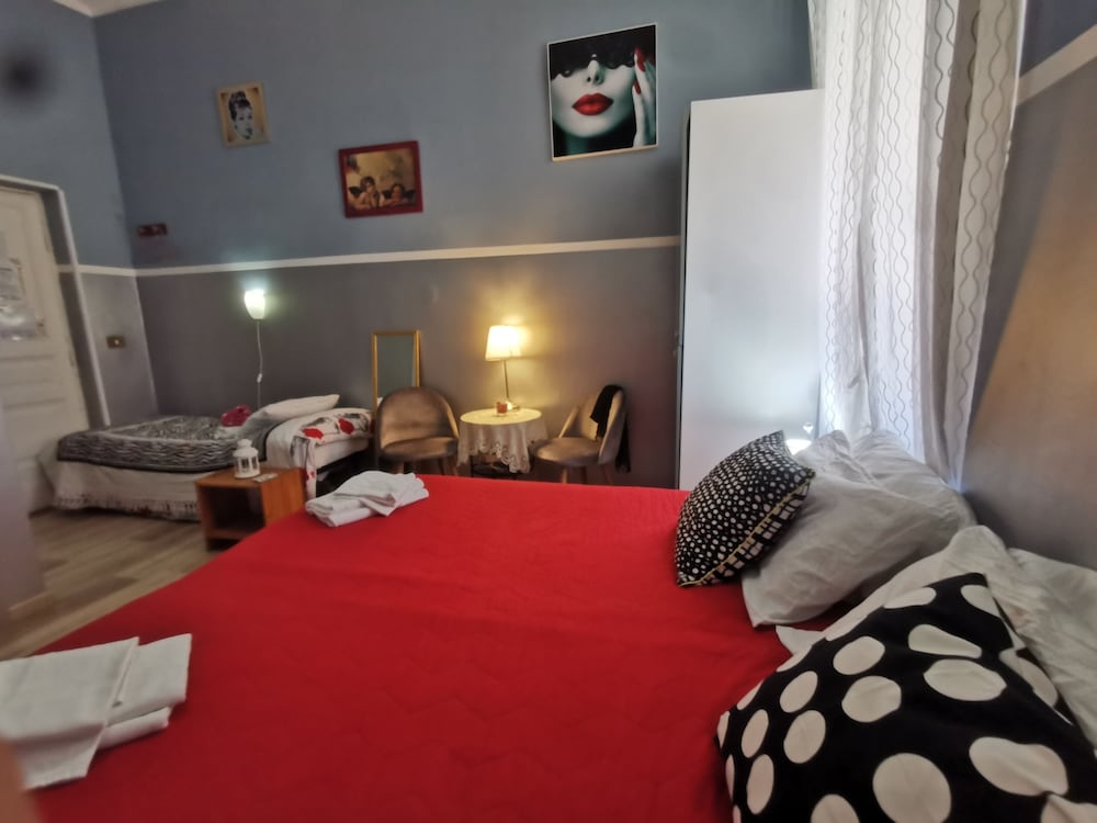 Фото Roman Holidays Hostel