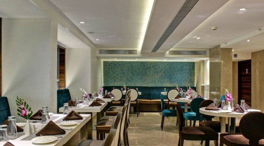 Фото The Sahil Hotel