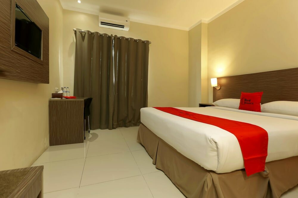 Фото RedDoorz Plus near Pantai Losari