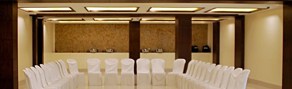 Фото L N Marriott Hotel