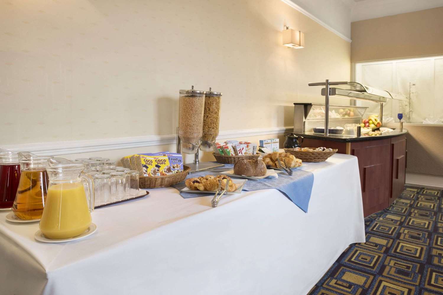 Фото Ramada by Wyndham Loughborough Hotel